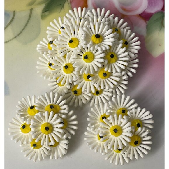 Vintage 1960s West Germany Rubber Plastic Daisy Flower Brooch Earrings Set - Picture 8 of 8